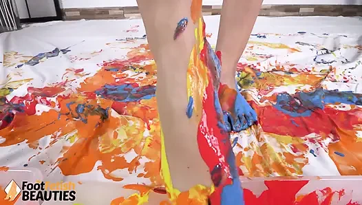 Topless Belle играет с краской, используя ее идеальные ступни и руки
