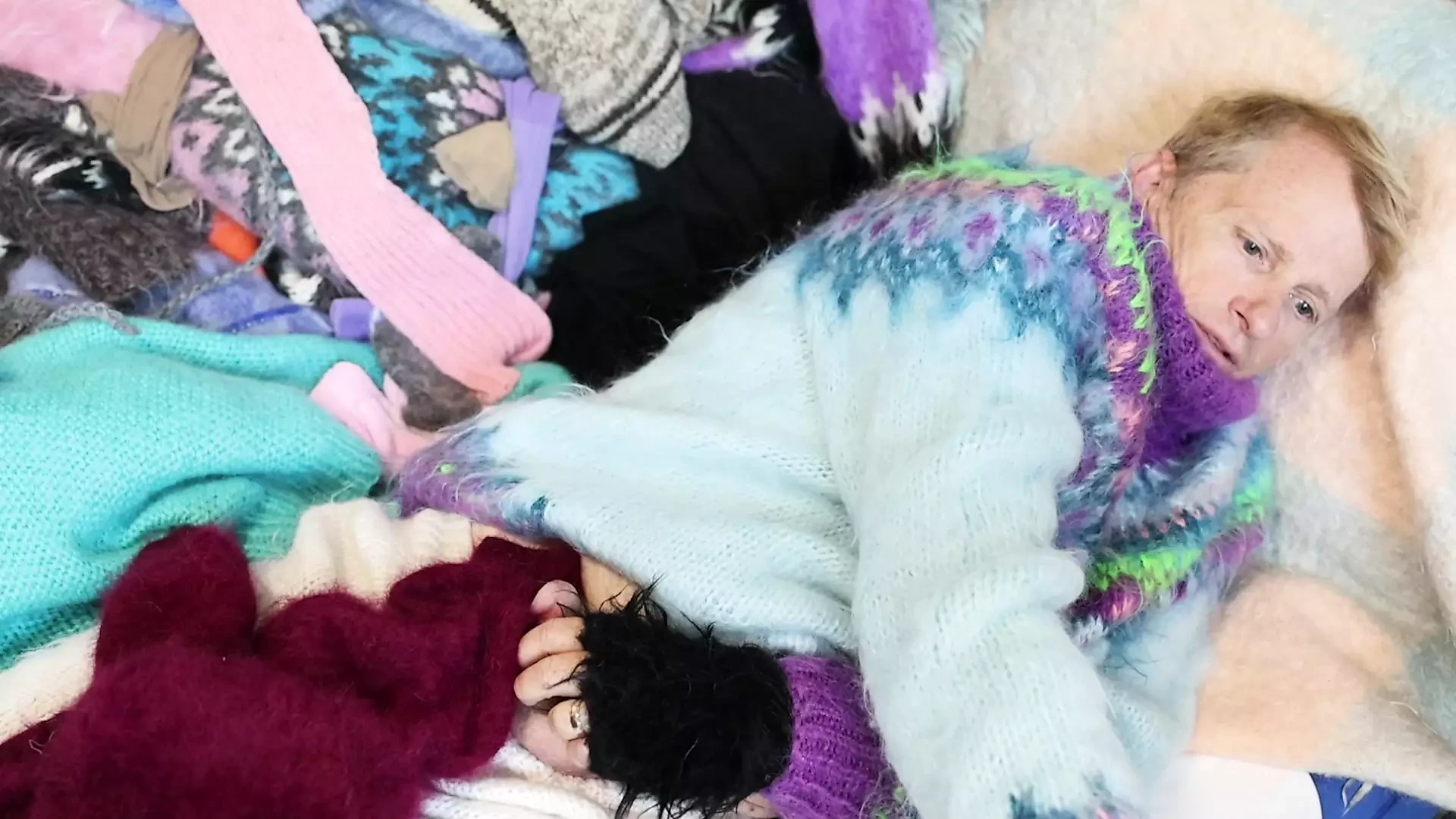 Suéter Fetiche Mohair Angora soft pullovers e jumpers em uma cama de suéter, levando a um enorme orgasmo.