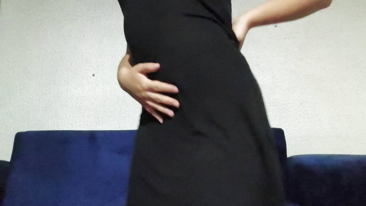 A 20-year-old girl masturbates in winter to warm up.