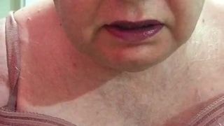 Sissy slet Jessica zuigt realistische pik met dildo lippenstift op