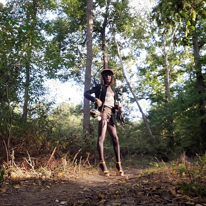 Exhibit P🚗U B L I C en Pute on a Parking Lot in the Forest, at La Faisanderie 91. Fanciful Tights, Thong [4sep25] Meet CoKiiNE! VaneSsaBiTCHx