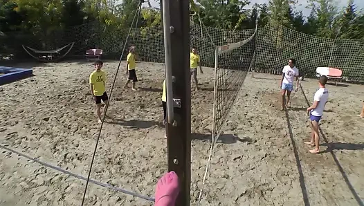 Cewek semok italia di-gangbang habis-habisan di perkemahan