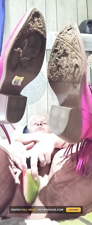 Эта наездница идет в миссионерской позе и сходит с ума