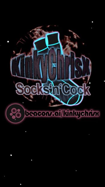 KinkyChrisX plugovana u plavim čarapama