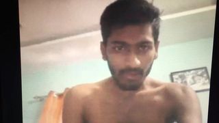 Волосатый индийский паренек показывает хуй