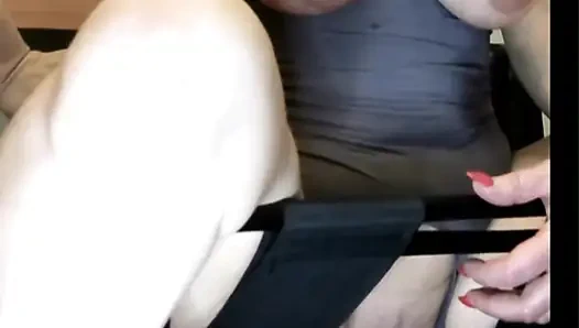 Жена играет с киской, маслянистые сиськи, скачет на члене за текущим кримпаем в любительском видео