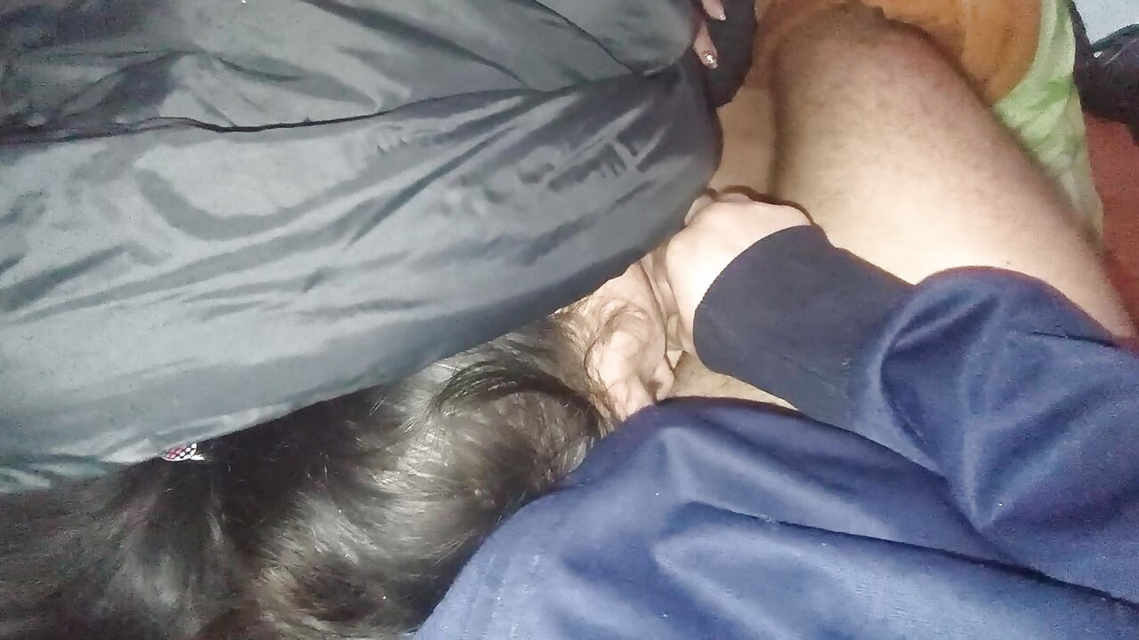 Yatakta hastayım ve erkek arkadaşım iyileşmem için dölünü vermek için ağzımdan sikiyor