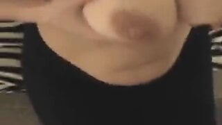 Lízá jí vlastní sperma z jejích koz