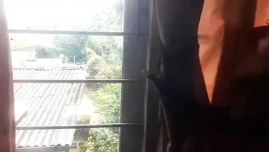 Stiefmutter lutscht an partykleid