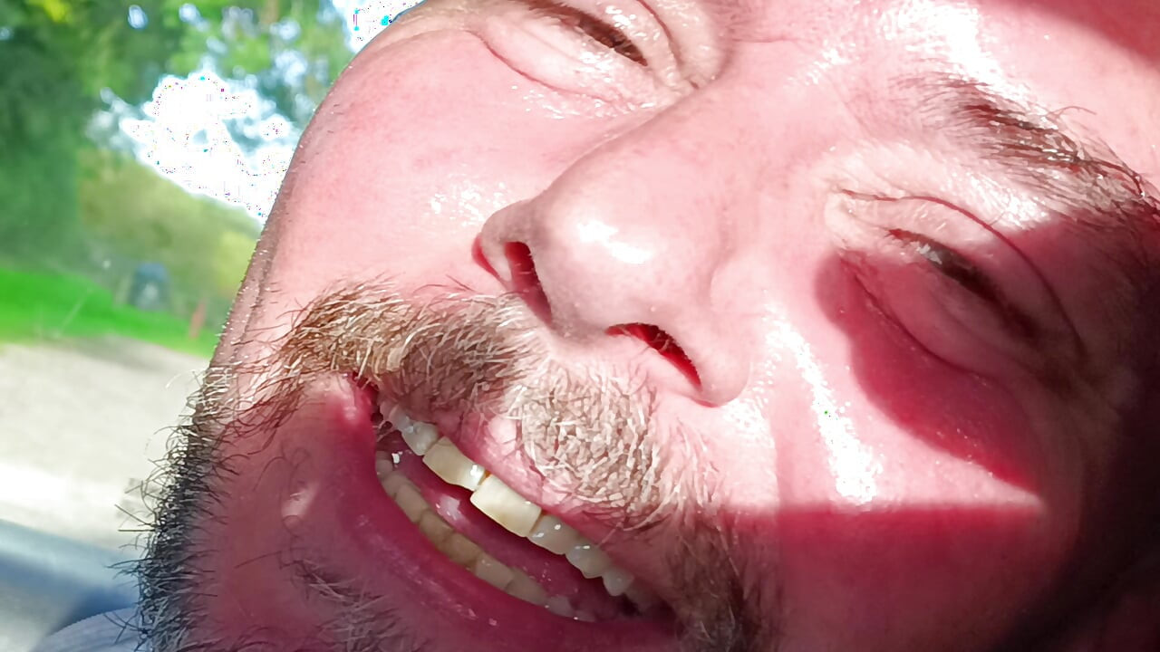 Grosse bite non circoncise sur un parking, gros plan, éjaculation, un ami regarde et filme