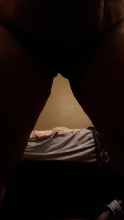 BBW slut pissing