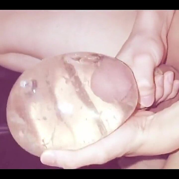 Jebanje kondoma napunjenog mojom pišalinom, igranje sa spermom!