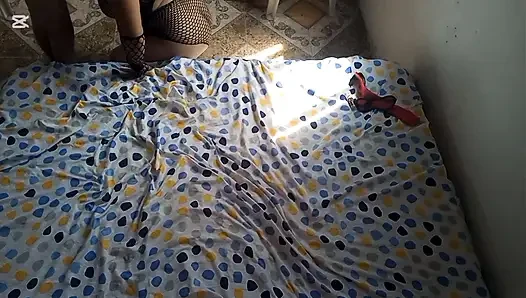 Красивая подруга делает минет в черном нижнем белье