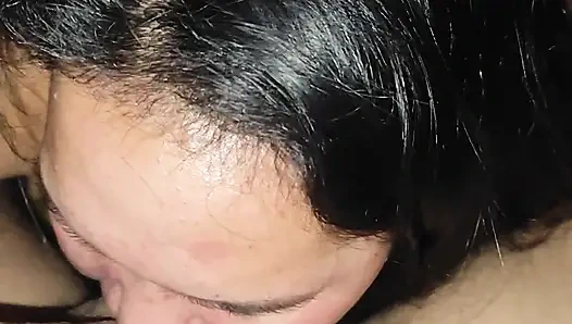 ФИЛИППИНСКАЯ МИЛФА СОСЕТ ХУЙ ЕГО ЛЮБОВНИКА, ПОКА ЕГО МУЖЕНЬКА НЕТУ В РОДУ