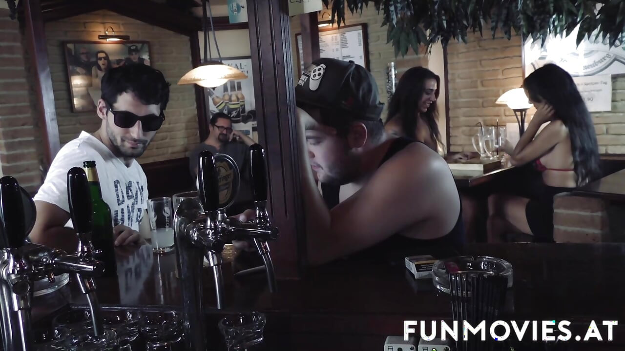 Chicas tentadoras se follan a un tipo en un bar