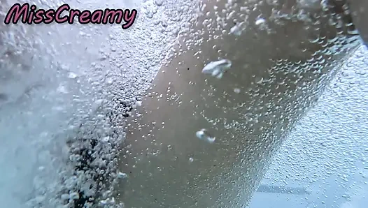 Yüzme havuzunda bir öğrencinin önünde amımı teşhir ediyor ve mastürbasyon yapmama yardım ediyor - yakındaki insanlar için çok riskli