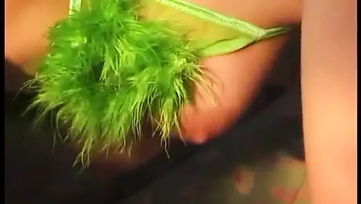 Wunderschönes brünettes küken fingert ihre muschi im freien