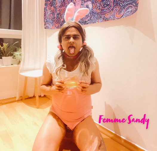 Сисси Femme Sandy, пьет писсинг шлюшка