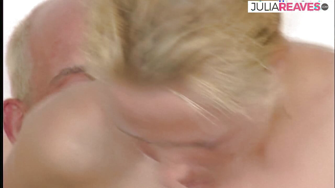 Loira gata cavalga um pau enorme depois de chupar um pau enorme