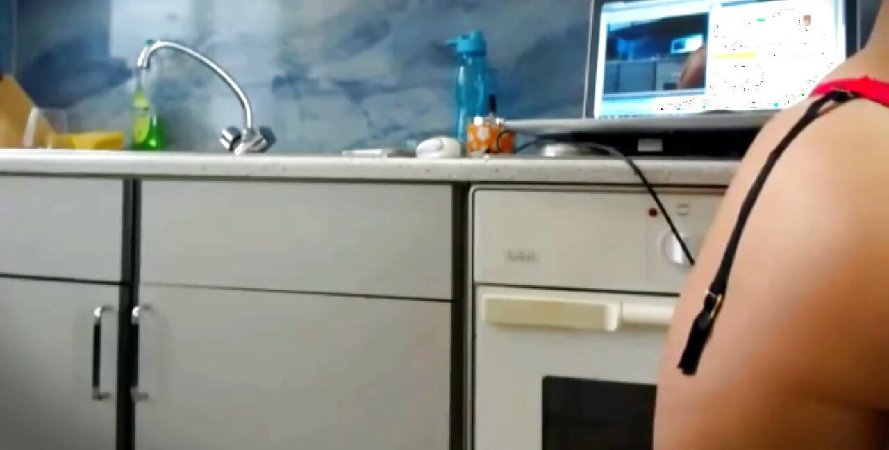 Le plaisir ultime se déchaîne : twerking seins nus et écartement de cul exposés