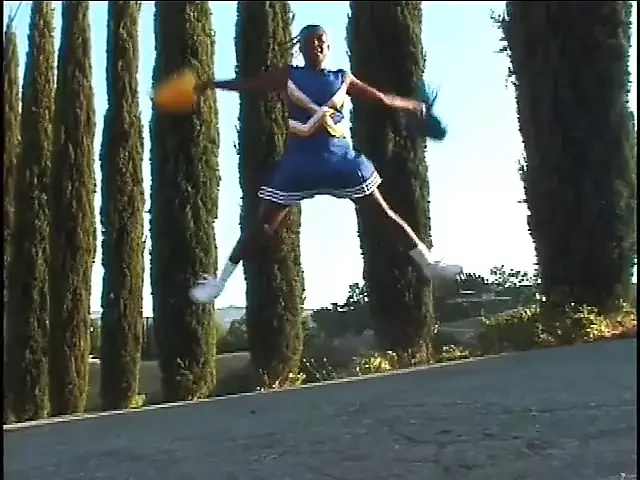 Dopo aver scopato un ragazzo nero, una cheerleader grassoccia lo fa con un tizio bianco