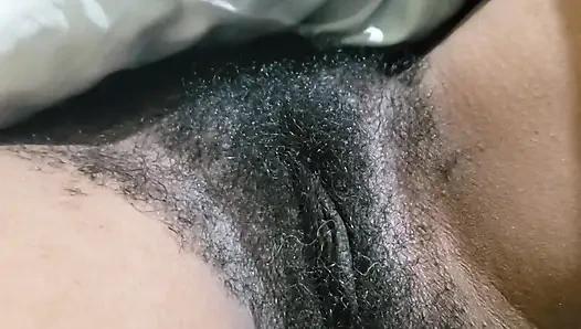 Bintang dewasa muda pamer memek sempitnya dalam adegan sensual dan intim dengan energi lembut