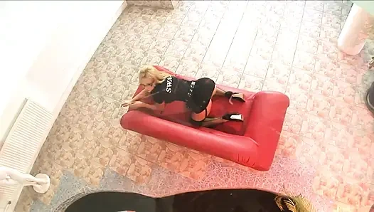 Блондинка-шлюшка с сиськами в ММЖ-двойном проникновении разбита белым мужиком и большим черным членом