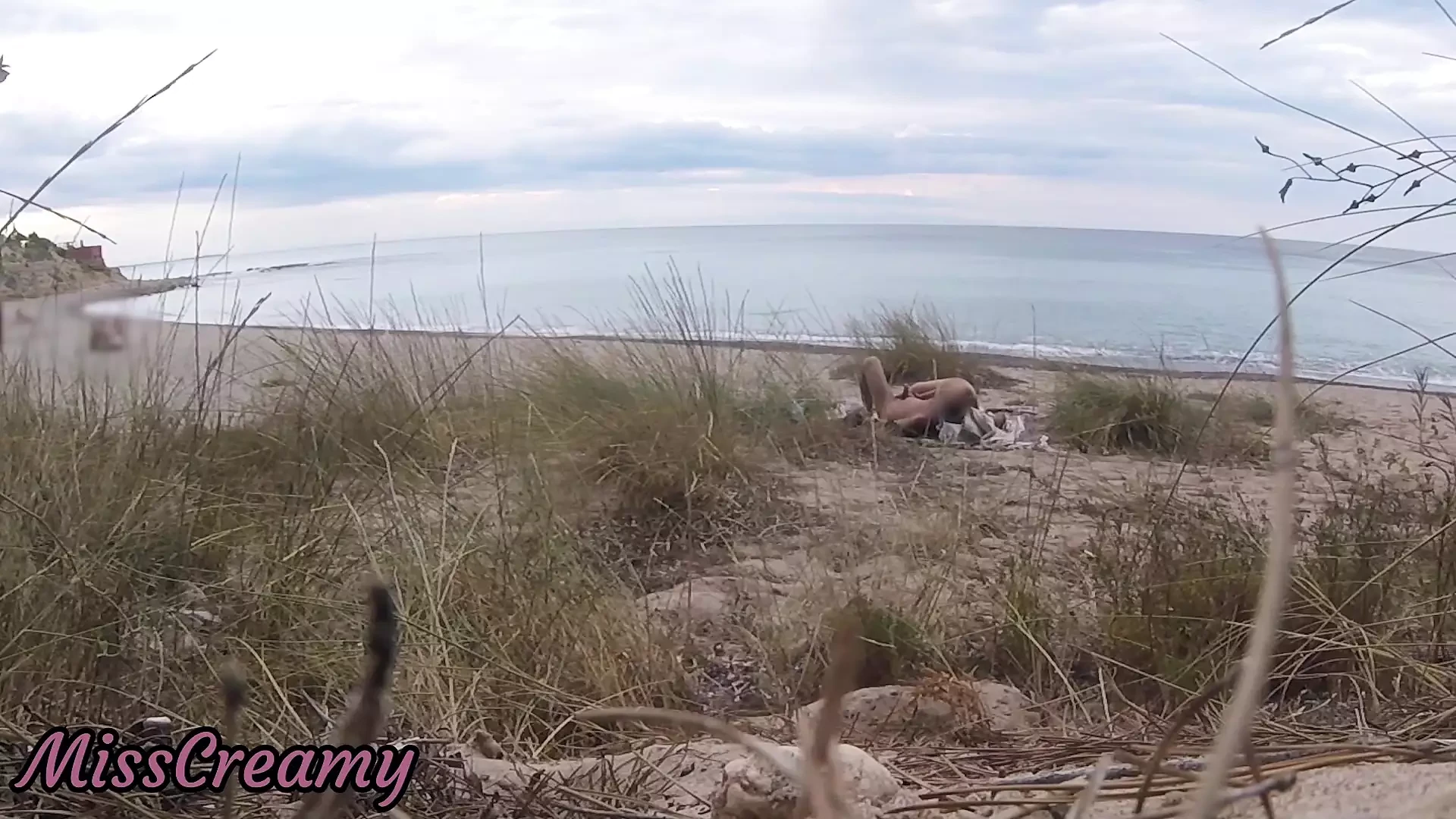 Profesora de francés puta mamada amateur en desnuda playa público frente extraño con corrida - misscreamy