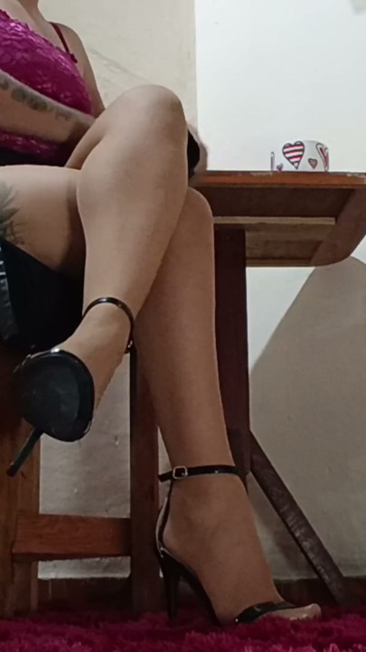 Beautiful secretary with big legs and small feet leaves heels hanging from the tips of her feet | Clip 2