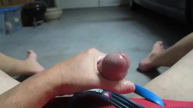 GARAGE LENT PIEDS NUS BORD AVEC TONGS SUR TONGS