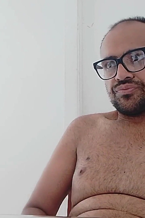 Hatta kütüğü anüsüne soktu.