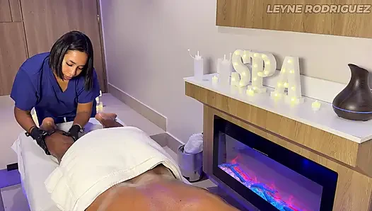 Leyne Rodriguez: интимный масляный массаж приводит к диким счастливым окончанием