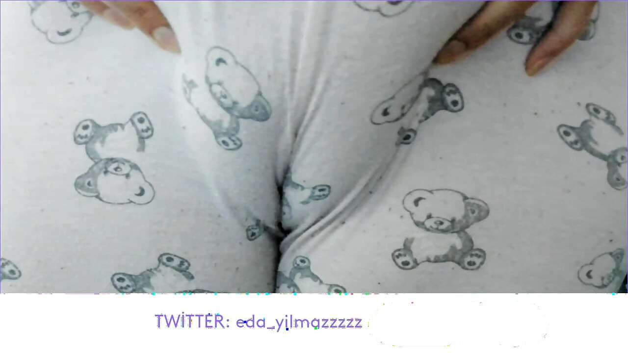 CAMELTOE- MASTURBATION IN PAJAMAS- PUFFED PUSSY- TURKISH PORN