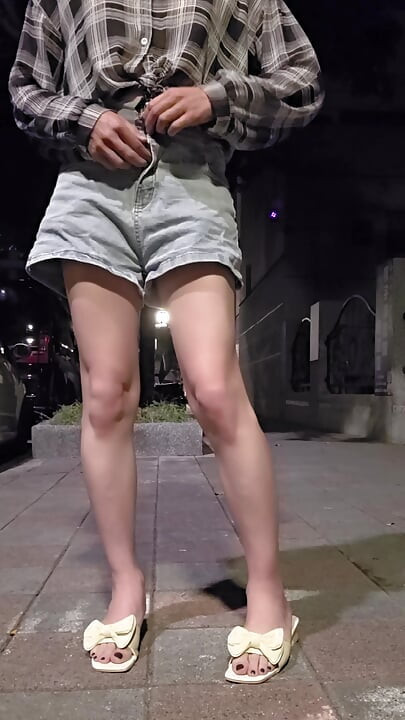 Shemale Ting xuan masturbates and pees outdoors with a vibrator