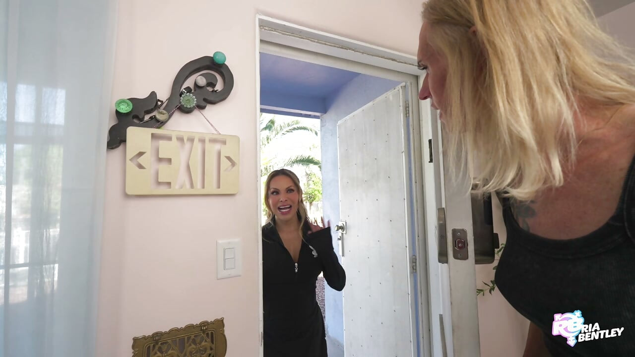 TS Foxxy, une milf latina sexy au gros cul, se fait enculer par Ria Bentley