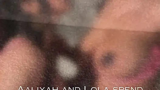 Pembe iç çamaşırlı iki güzel merdivenlerde oynuyor