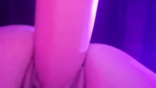 Büyük pembe dildo eğlencesi