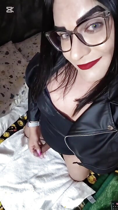 Transexual brinca com seu pênis