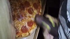 Доставщик пиццы кормит мою жену спермой