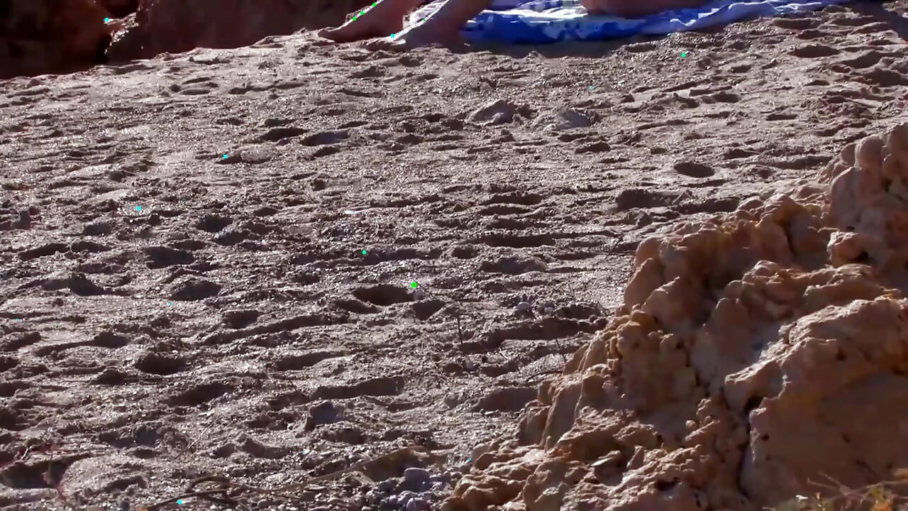 Pris en train de bronzer à poil sur le stand - la punition était une baise excitée