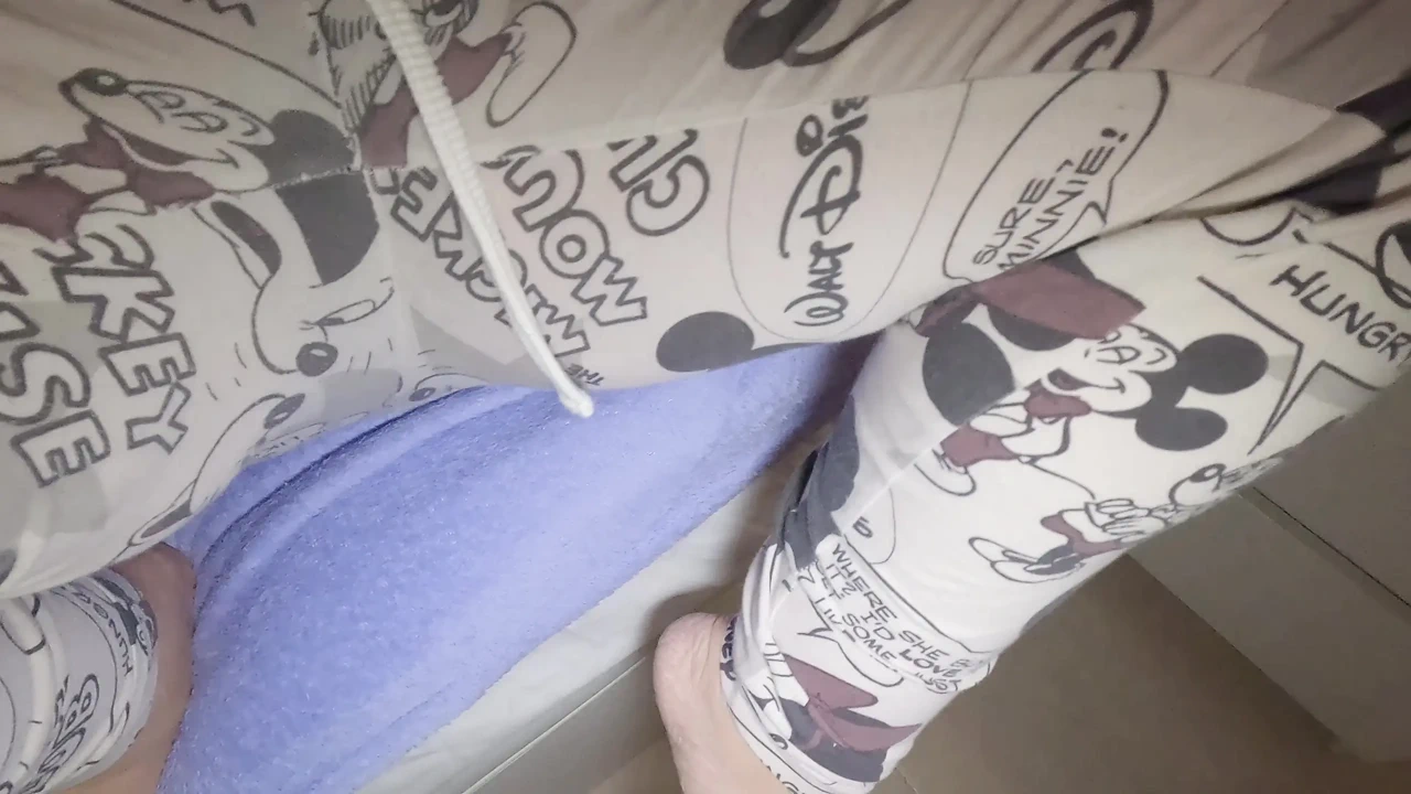 Amateur wife fucked missionary style and creampie in her hairy pussy. Real homemade.