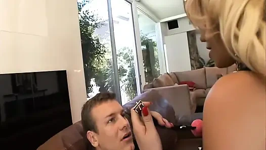 Pria muda dengan dua penis besar