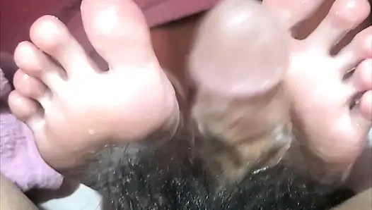 Under The Sheets This Pinay Do Have Talented Toes - 01