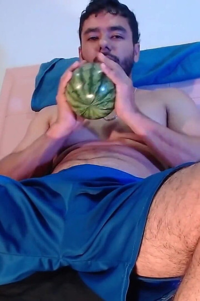 イキしてイって、私がオナニーしてイきながらこのスイカを抱くのを見てて