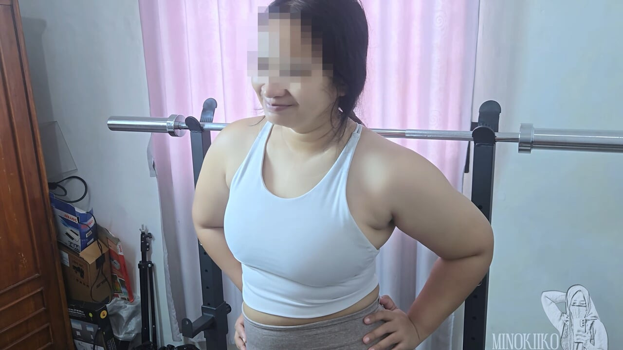Asiatisches fitness-mädchen bitten ihr training, ihr zu helfen - Minokiiko
