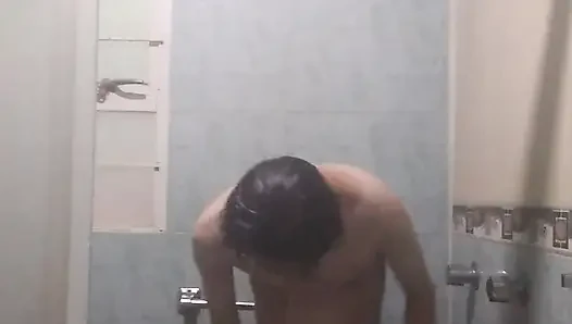 Yakışıklı adam duş alıyor