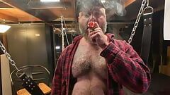 Papai Kurt está fumando e acariciando na garagem sling # 2