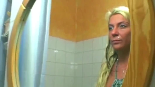 Cewek hot rambut pirang ini lagi asik muasin memek beceknya pakai dildo ukuran XL