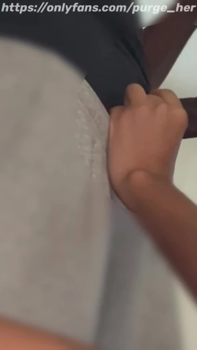 Momento cautivador de "Follando su garganta todos los días. Ella bebe felizmente mi semen cada vez que me chupa."