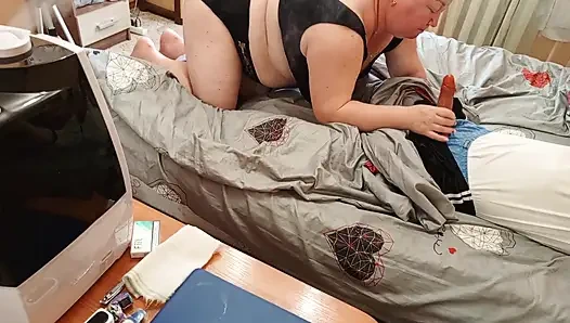 Bir yabancının büyük yarağını emiyor ve dölünü yutuyor